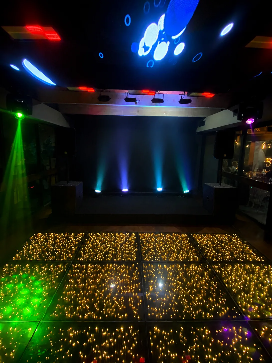 Estrutura de pista iluminada em evento