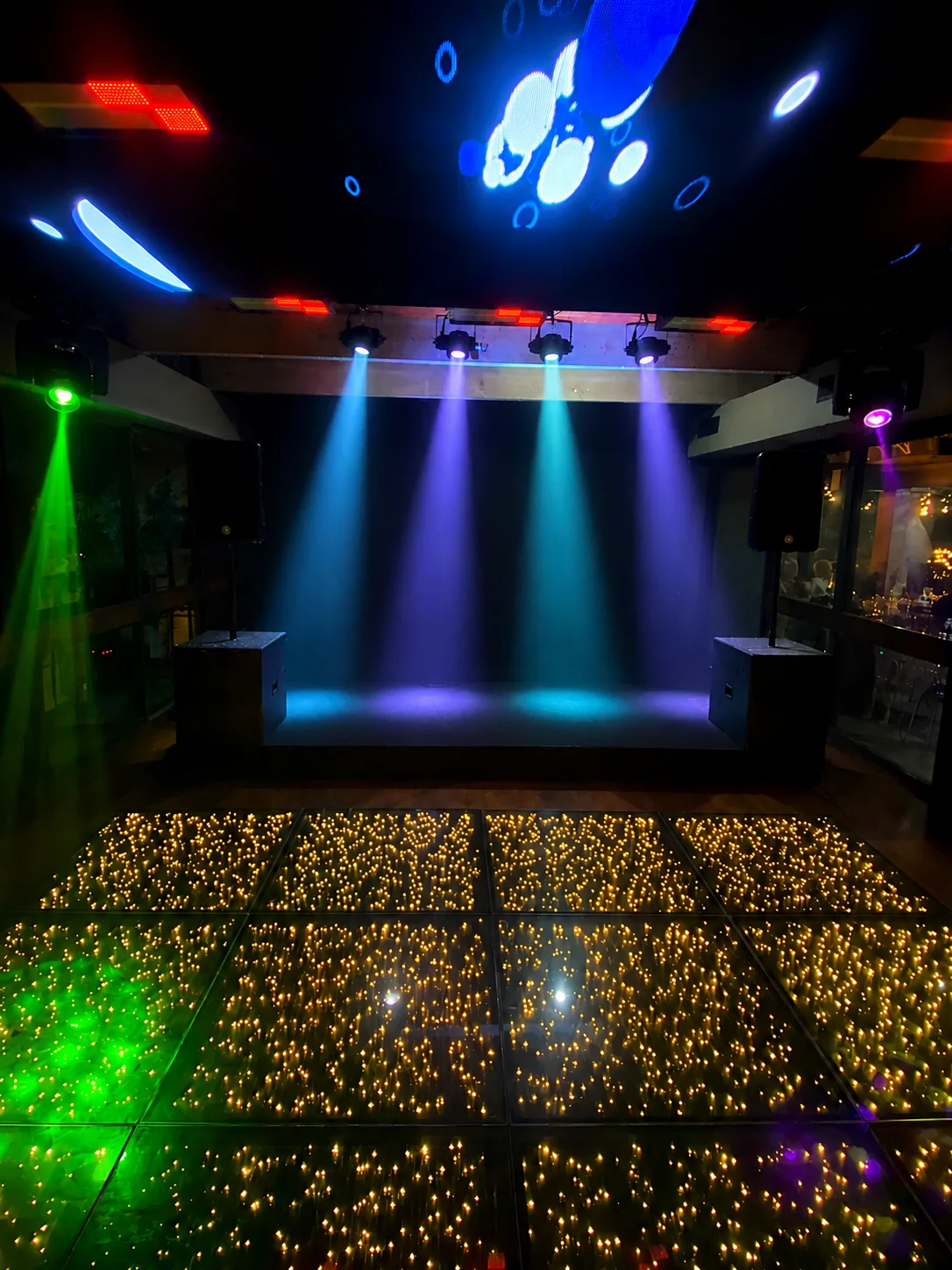 Palco com iluminação azul